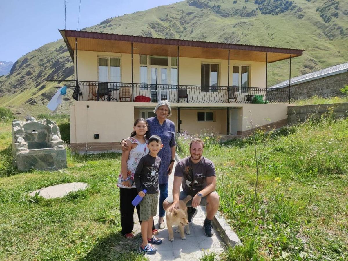 Cozy Hotel Kazbegi Bagian luar foto